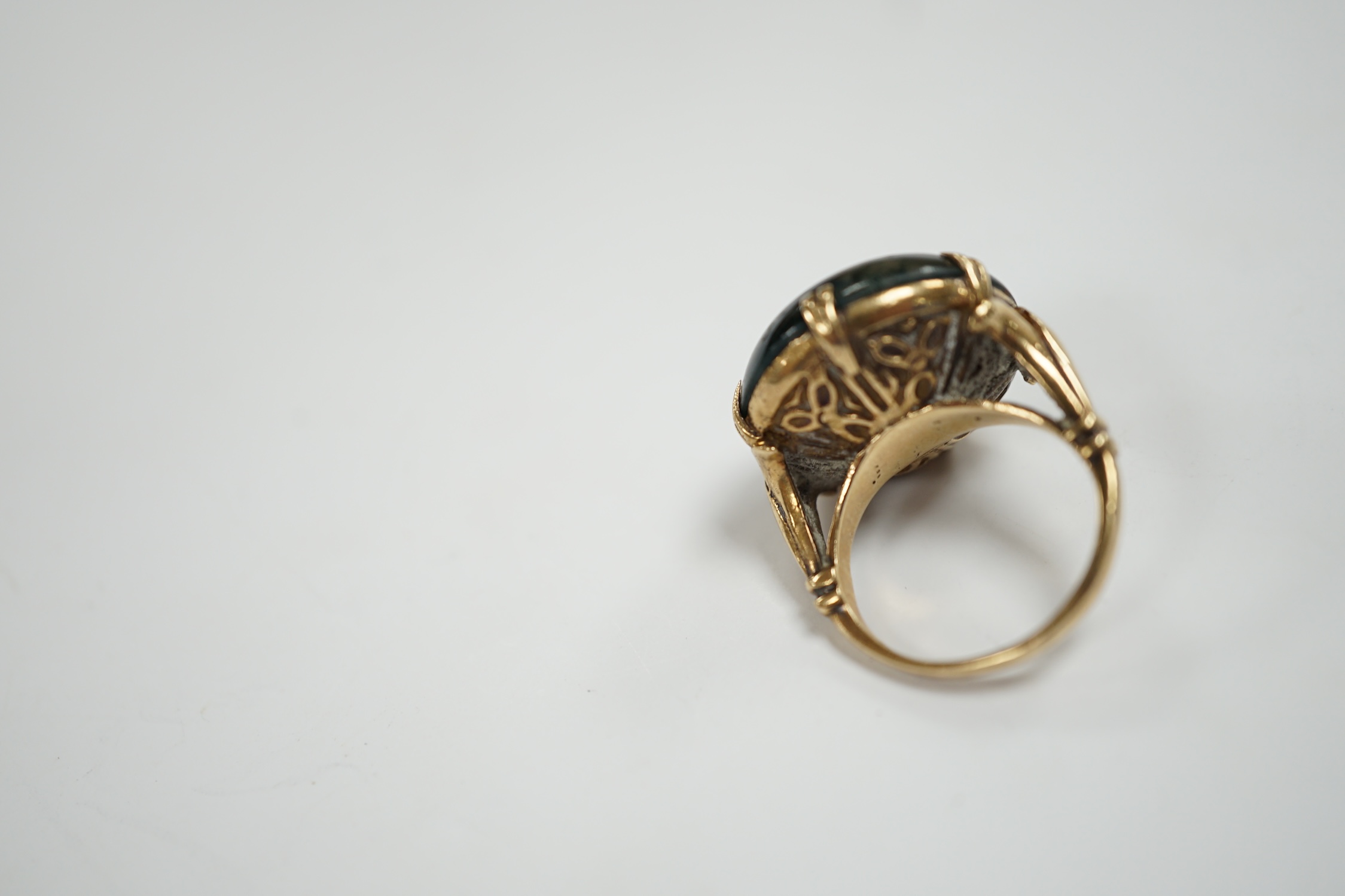 A modern 9ct gold and circular moss agate set dress ring, size H, gross weight 9.5 grams.